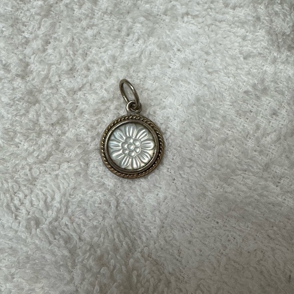 Pandora Daisy Signet Pendant 🌼 - Picture 2 of 3